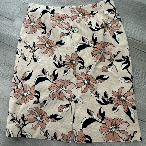 Ann Taylor knee length floral skirt- size 8P - Picture 5 of 7